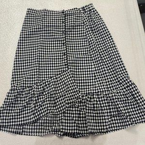 SHEIN BLACK AND WHITE HIGH LOW SKIRT 2XL